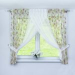 Perdea bucătărie mini voal alb cu Betty roșu M7.1, lățime 270 cm, înălțime 150 cm