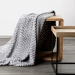 Patura pufoasa argintie Cindy6 130x160 cm cu un model 3D în relief