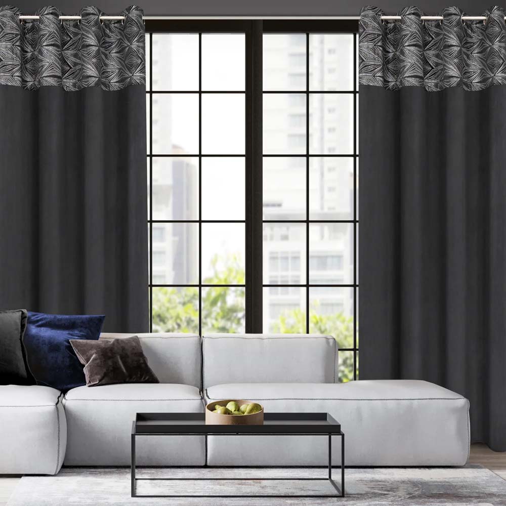 Draperie catifea neagra Ariana 140x250 cm cu banda de imprimeu geometric stralucitor